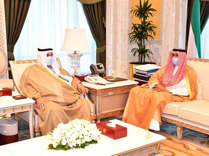 سمو نائب الأمير ولي العهد الشيخ نواف الأحمد  مستقبلاً سمو الشيخ ناصر المحمد أمس