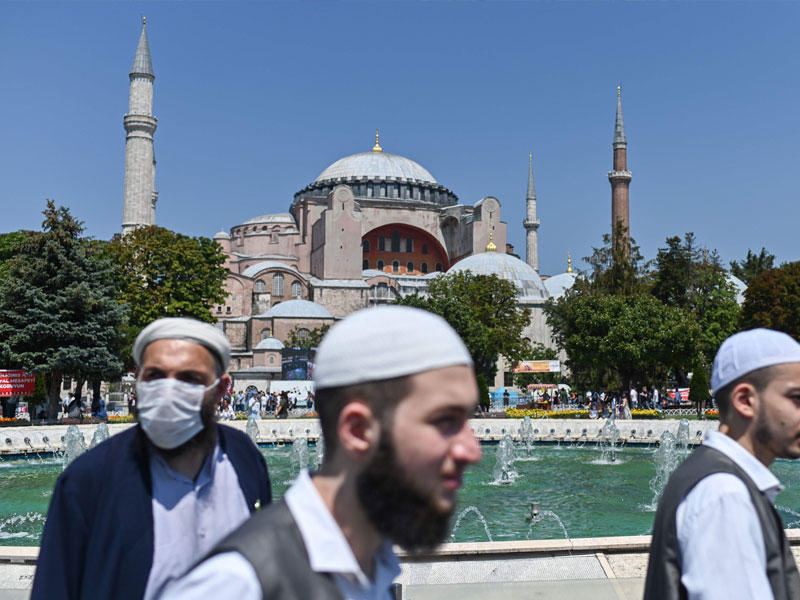 رجلان يمران أمام «آيا صوفيا» في إسطنبول أمس (أ ف ب) 