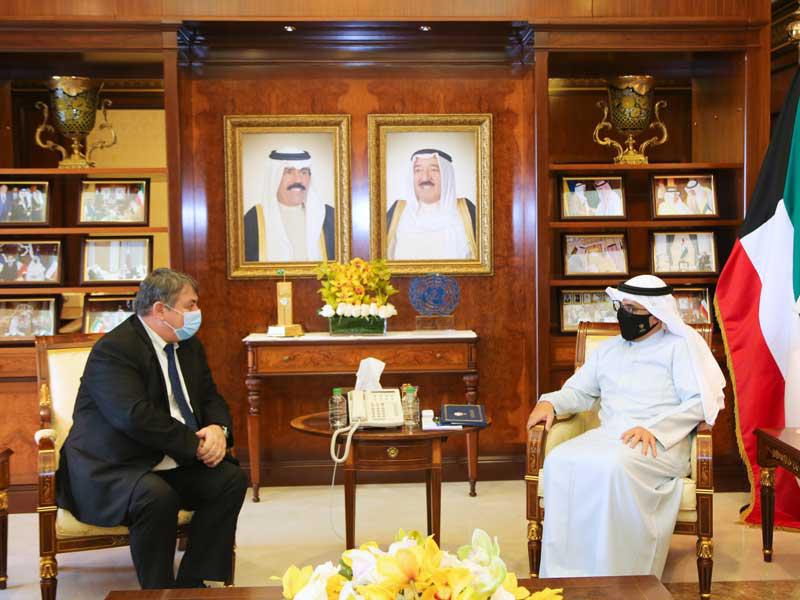 وزير الخارجية الشيخ الدكتور أحمد الناصر مستقبلاً سفير بلغاريا أمس