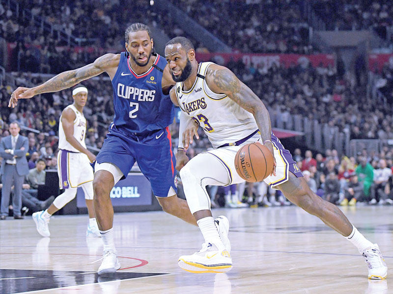 ليبرون جيمس نجم ليكرز وليونارد نجم كليبرز خلال مباراة سابقة