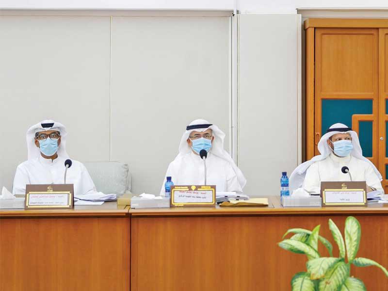 وزير المالية براك الشيتان وقيادات «المركزي» و«التأمينات» في اجتماع اللجنة المالية أمس