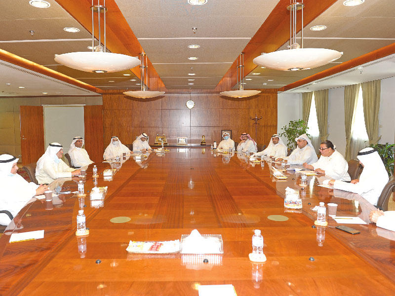  رئيس غرفة تجارة وصناعة الكويت محمد جاسم الصقر مستقبلاً ممثلي أصحاب المدارس الخاصة أمس