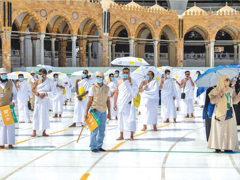 الحجاج خلال أداء طواف القدوم بمسارات راعت التباعد الجسدي بالحرم المكي أمس (واس)
