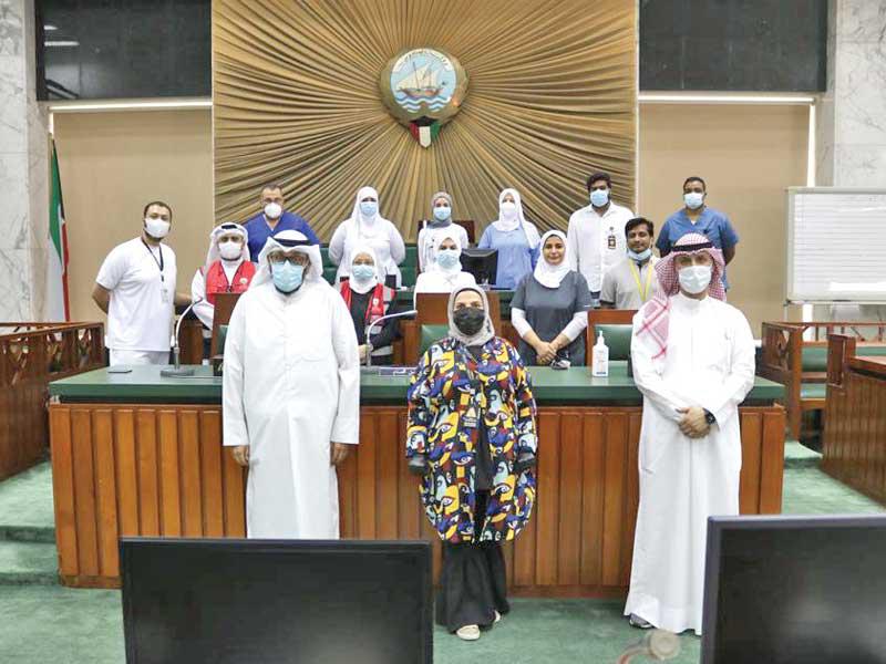 جانب من فحص موظفي البلدي