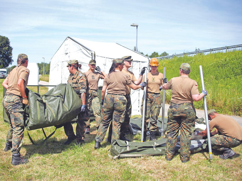 جنود المان خلال نصب خيم لمراكز فحص كورونا في لانداو اندرإيسار أمسt(رويترز) 