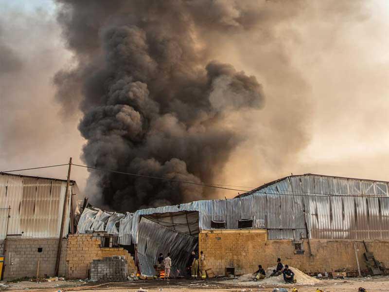 أعمدة الدخان تتصاعد من موقع الحريق