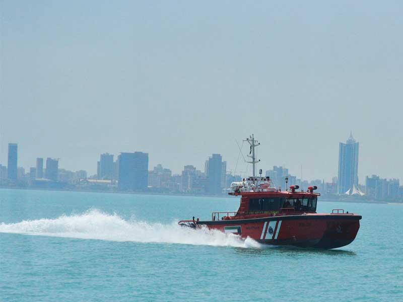 زوارق الإطفاء البحري متوجهة إلى موقع حادث السالمية