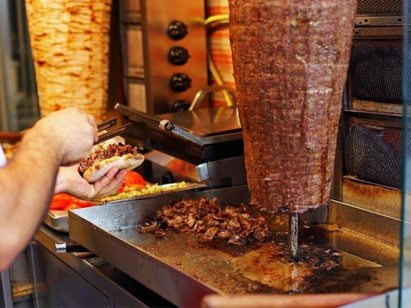 شاورما تقتل طفلاً وتسمم 700