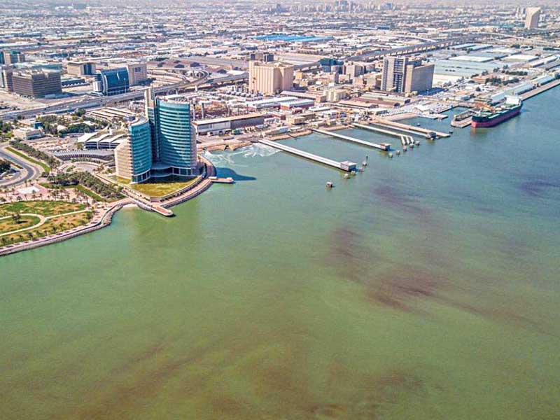 جانب من التلوث في جون الكويت