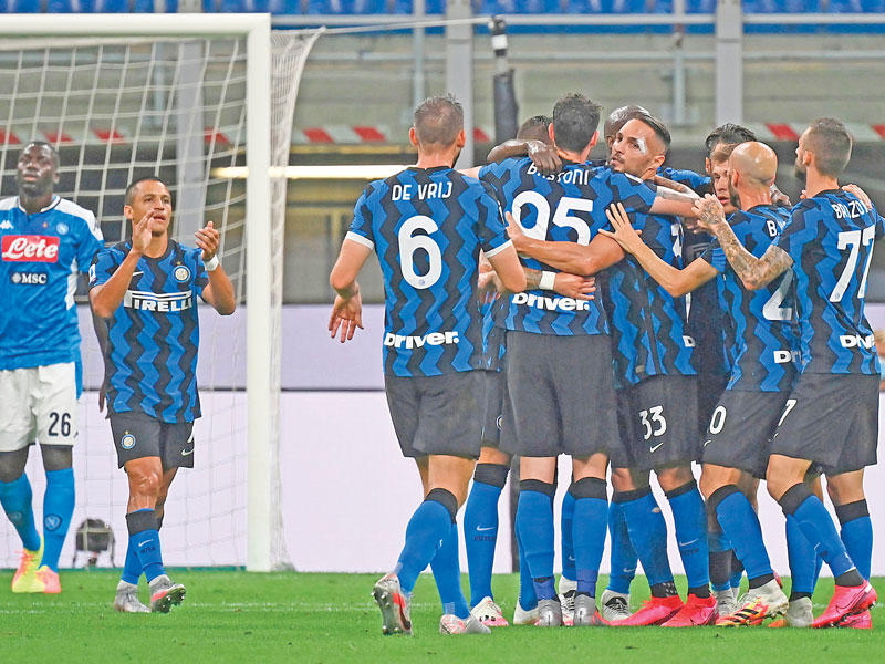 دي إمبروسيو نجم الإنتر يحتفل بهدفه في مرمى نابولي