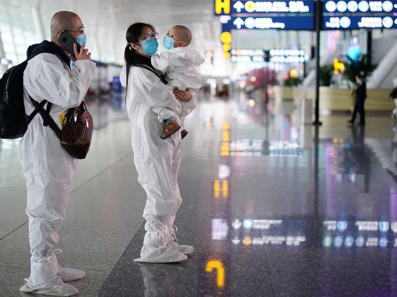 مسافرون ملتزمون بالاشتراطات الصحية للسفر خلال ازمة كورونا 