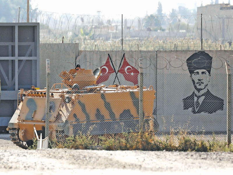 قوات تركية على حدود مع الأراضي السورية 