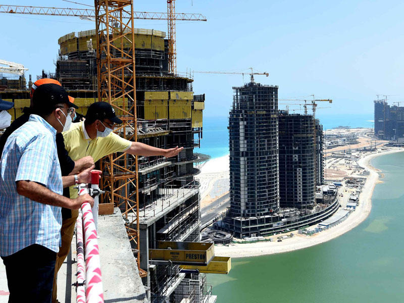 رئيس الوزراء المصري يتفقد أبراج العلمين الجديدة (أ ف ب)