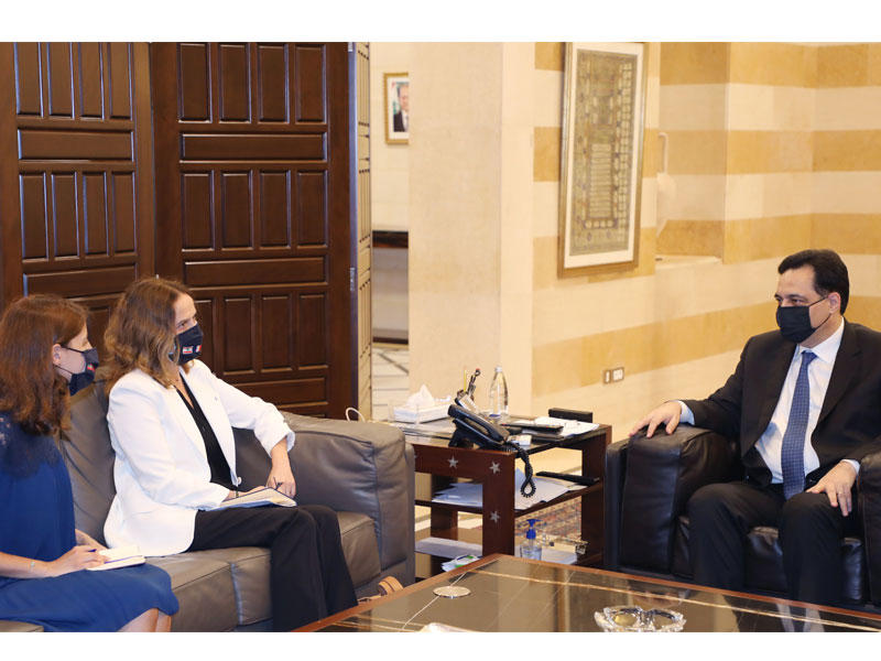 رئيس الحكومة اللبنانية حسان دياب مستقبلاً أمس الوفد الفرنسي (دالاتي ونهرا)