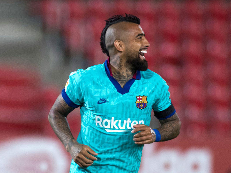 التشيلي أرتورو فيدال لاعب وسط برشلونة الإسباني