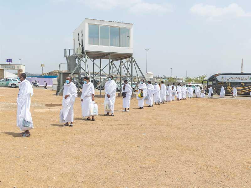 أعداد محدودة من زوار بيت الله الحرام 