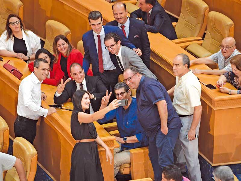 نواب داخل البرلمان قبيل انطلاق جلسة سحب الثقة في تونس أمس (أ ف ب)