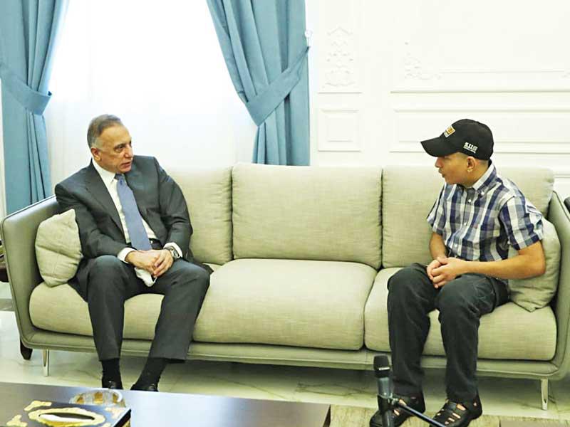 رئيس الوزراء العراقي القائد العام للقوات المسلحة مصطفى الكاظمي مستقبلا الفتى حامد سعيد الذي تعرض للعنف والإهانة من عناصر بقوات حفظ القانون