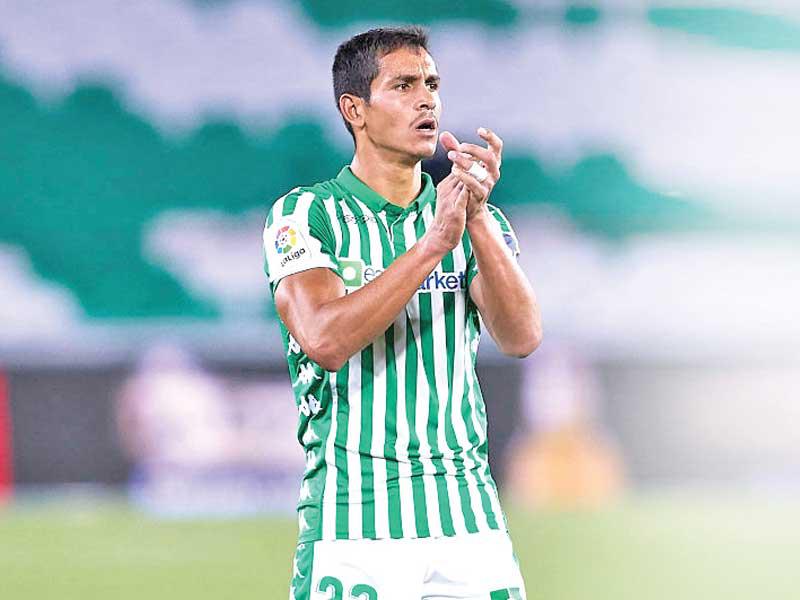 المدافع الجزائري عيسى ماندي لاعب ريال بيتيس الإسباني