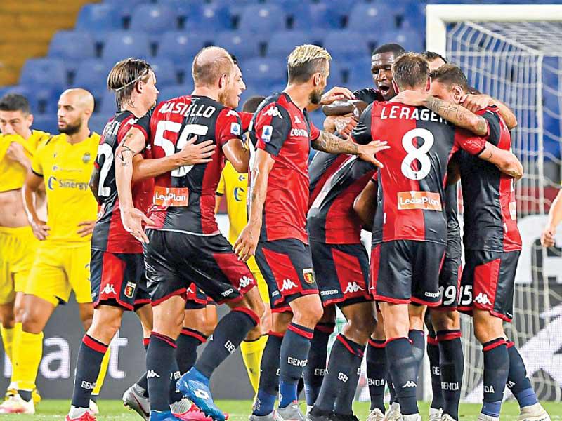 فرحة لاعبي جنوى بعد إحراز هدف في مرمى فيرونا