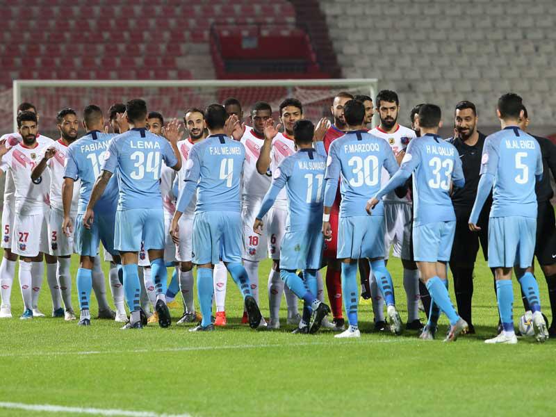 لاعبو نادي السالمية ونادي الكويت في لقاء سابق