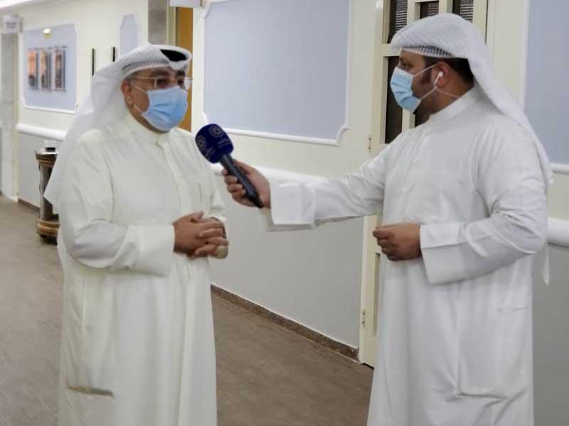  وكيل وزارة التربية بالانابة فيصل المقصيد خلال الجولة التفقدية         (تصوير عوض التعمري)