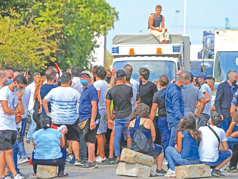 ناشطون يتظاهرون أمام وزارة الطاقة في بيروت احتجاجاً على استمرار انقطاع التيار الكهربائي أمس (أ ف ب)