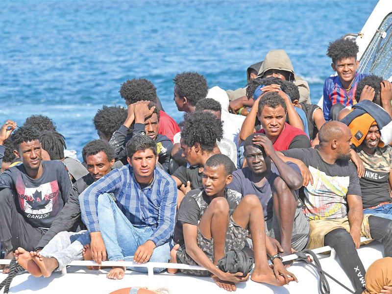 مهاجرون أفارقة يصلون إلى ايطاليا من صوب ليبيا. وأعلنت حكومة «الوفاق»أمس انتشال خمس جثث لمهاجرين غير شرعيين في طرابلس (أ ف ب)