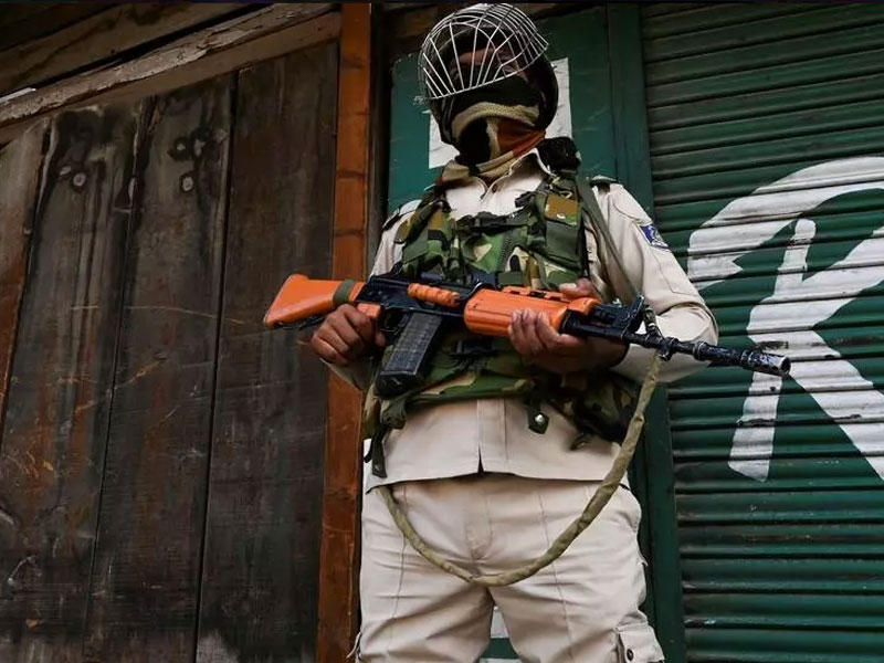 جندي هندي يقف أمام متاجر مغلقة خلال حظر التجول في سريناغار 