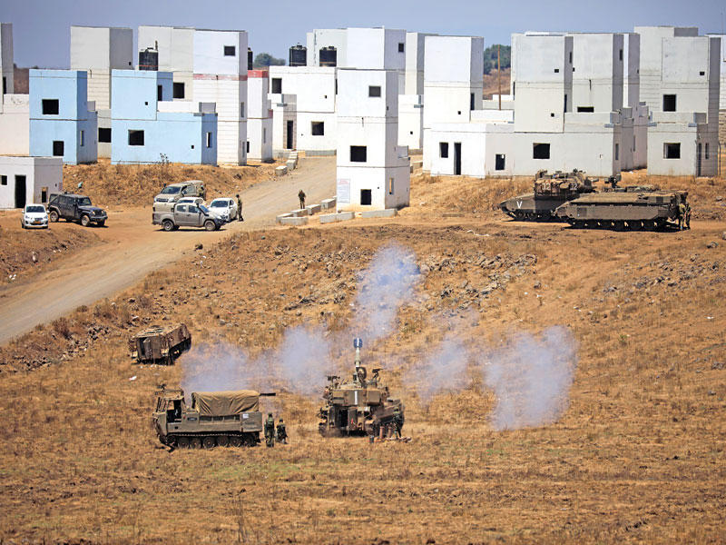 دبابات إسرائيلية خلال تدريب في هضبة الجولان أمس (رويترز)