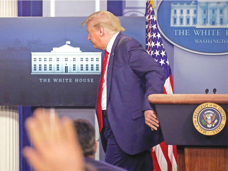 ترامب مغادراً المنصة بعد مؤتمر صحافي في البيت الأبيض أمس الأول   (رويترز)