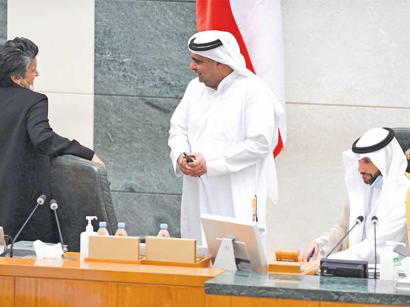 النائب راكان النصف بين رئيس مجلس الامة مرزوق الغانم والنائب صفاء الهاشم