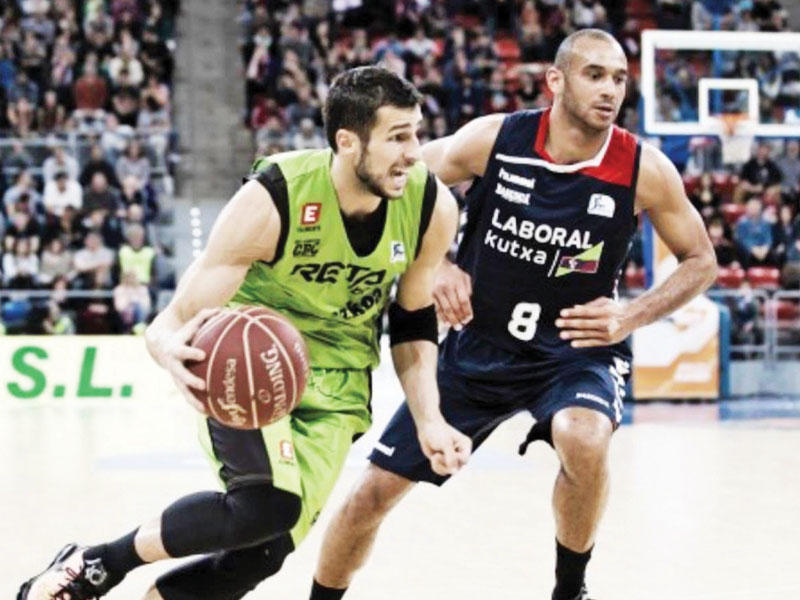 زوران المحترف الجديد مستحوذاً على الكرة