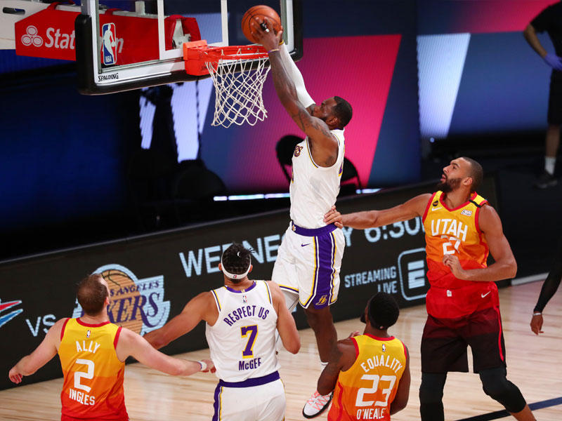 ليبرون جيمس نجم ليكرز يسجل في سلة يوتا جاز