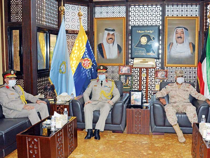 رئيس الأركان العامة للجيش الفريق الركن محمد الخضر مستقبلا  رئيس مكتب الاتصال العسكري المصري لدى البلاد العميد ركن حرب حسن الشاذلي