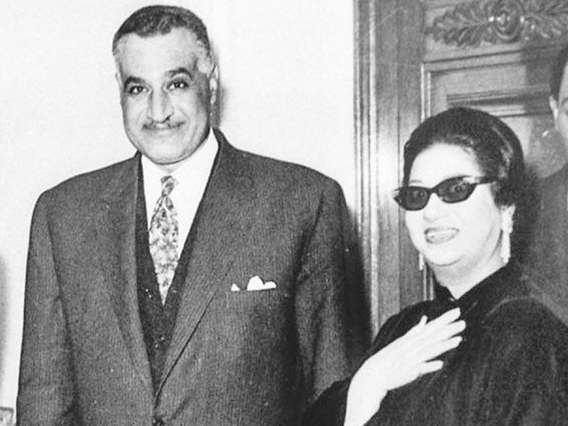 الفنانة أم كلثوم مع الرئيس المصري السابق جمال عبدالناصر 