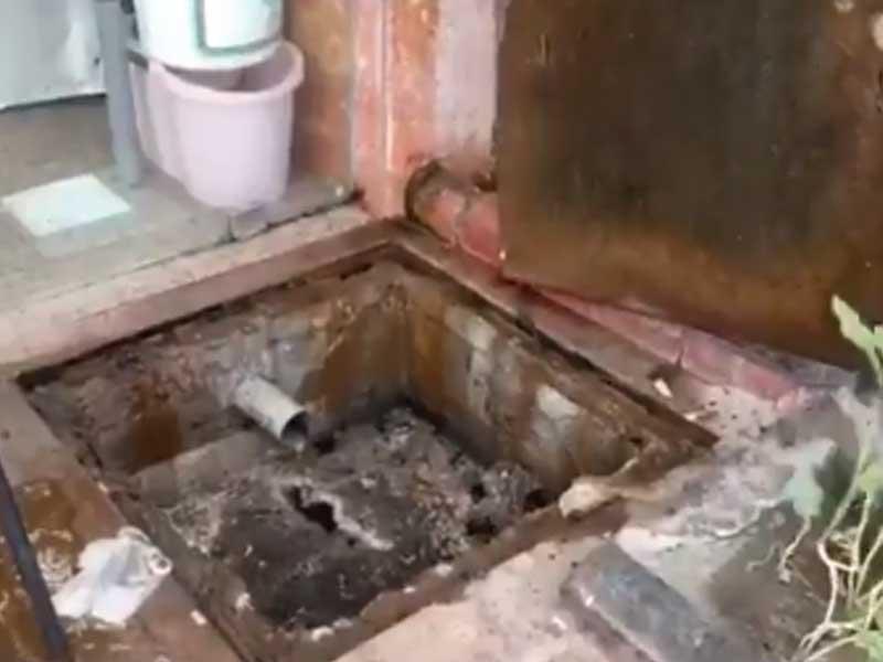 إحدى الوصلات المخالفة على شبكة الأمطار 