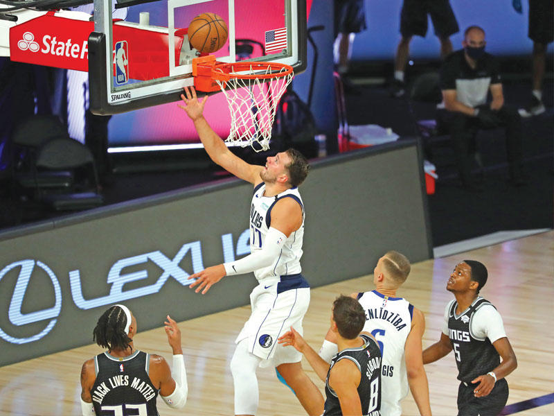 لوكا دونشيتش نجم دالاس يسجل في سلة ساكرامنتو كينغز