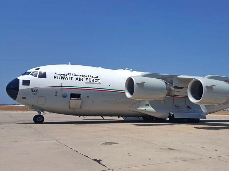 طائرة المساعدات الكويتية لدى وصولها إلى مطار بيروت أمس