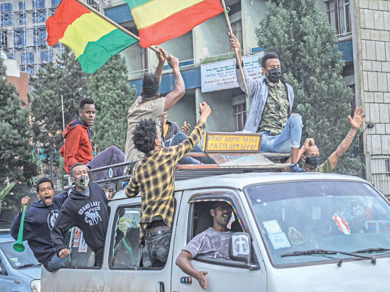 إثيوبيون يحتفلون بانتهاء المرحلة الأولى من ملء بحيرة سد النهضة في أديس أبابا الأحد الماضي (أ ف ب)n