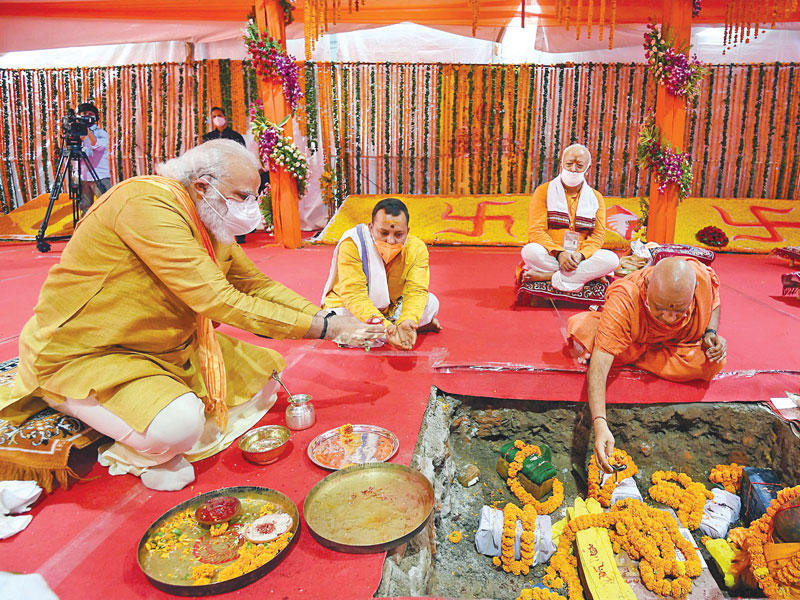 مودي في مراسم وضع الأساس للمعبد في أيوديا أمس (رويترز)