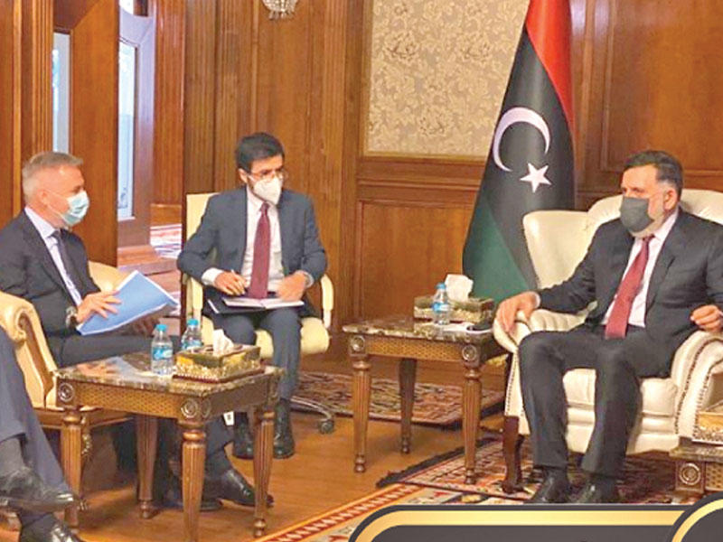 رئيس المجلس الرئاسي لحكومة «الوفاق» الليبية فايز السراج مع وزير الدفاع الإيطالي لورينزو غويريني 