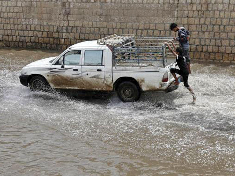 عشرات القتلى وآلاف المشردين جراء سيول الأمطار 