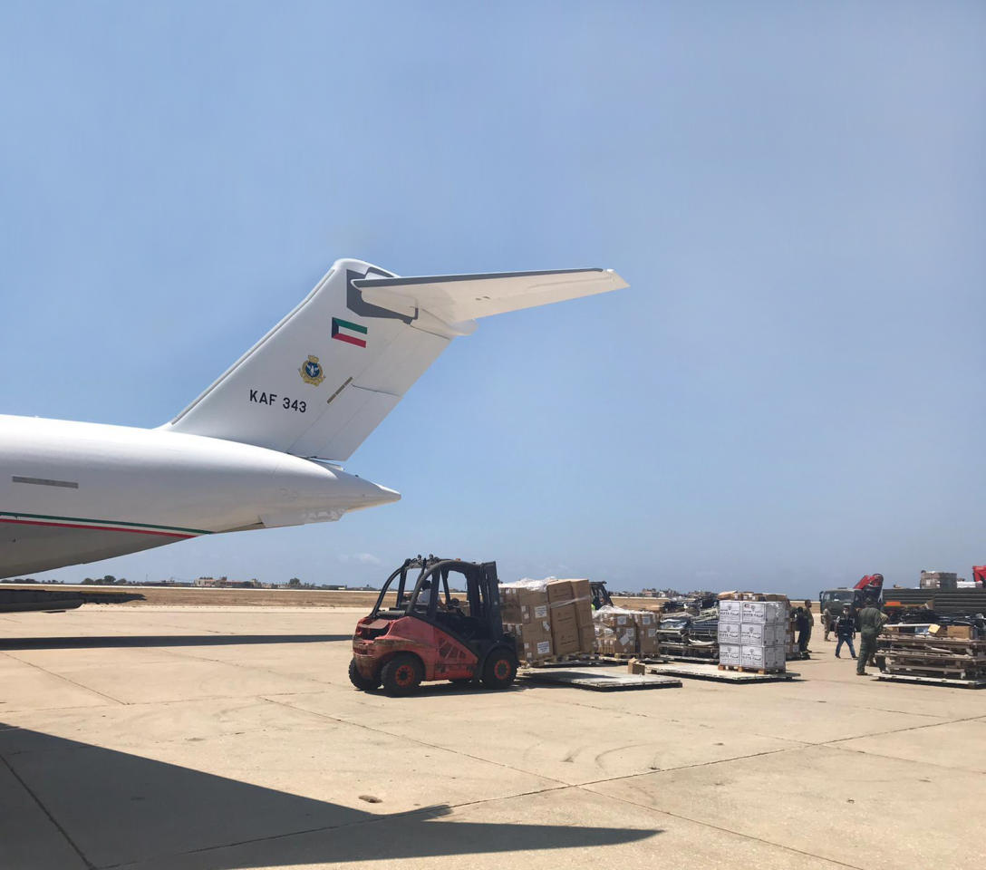 طائرة المساعدات الكويتية لدى وصولها إلى مطار بيروت أمس 