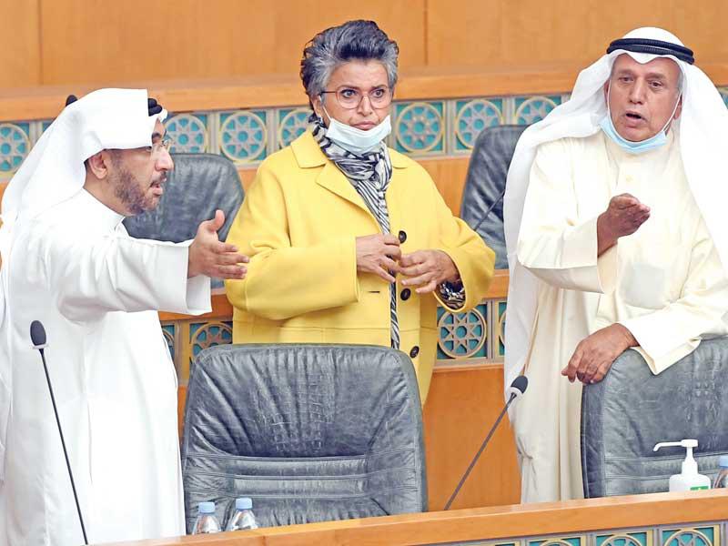 النواب عبدالله الرومي وصفاء الهاشم ومحمد الدلال في نقاش خلال الجلسة