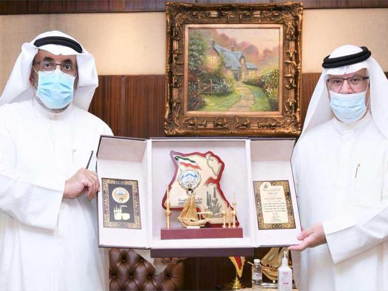 وزير الدولة لشؤون الخدمات وشؤون مجلس الأمة مبارك الحريص خلال تكريم أحد الوكلاء