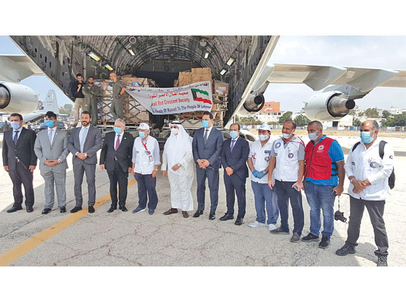 الساير و مسؤولوالهلال الأحمر امام طائرة المساعدات الثانية لإغاثة لبنان 