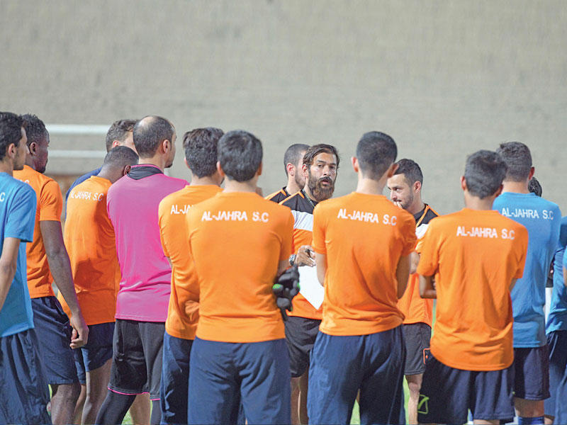 المدرب الوطني د. محمد المشعان يوجه لاعبي الجهراء 