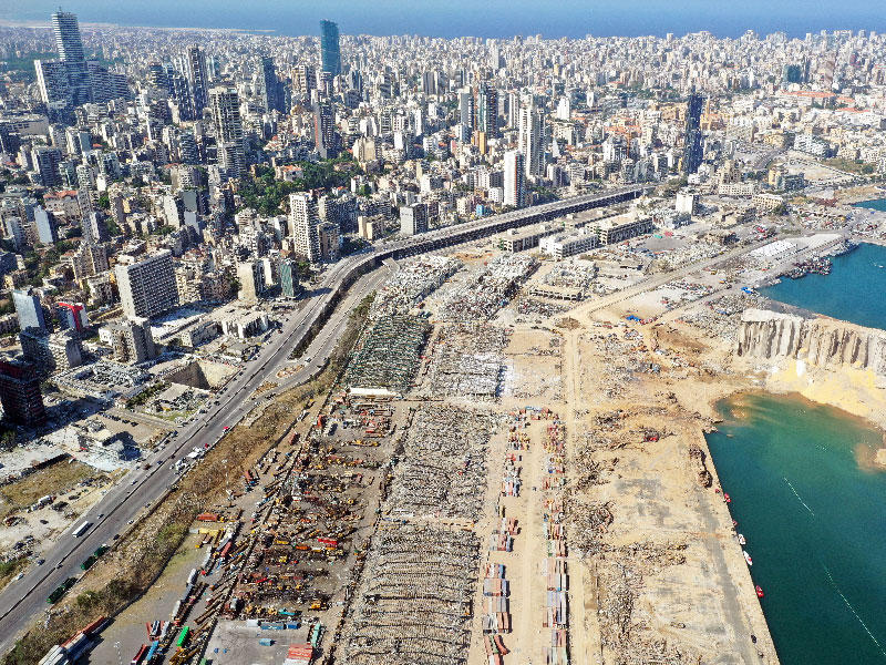 منظر عام يظهر الأضرار التي أعقبت انفجار الثلاثاء في منطقة مرفأ بيروت ، لبنان