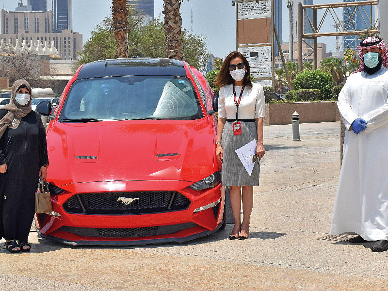 سندس الشطي وعبدالمحسن الفهد من Ooredoo مع الفائزة بالسحب